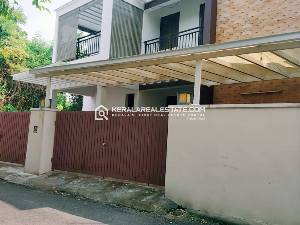 4 BHK House for Sale near Gandhi Square, Poonithura, Ernakulam 